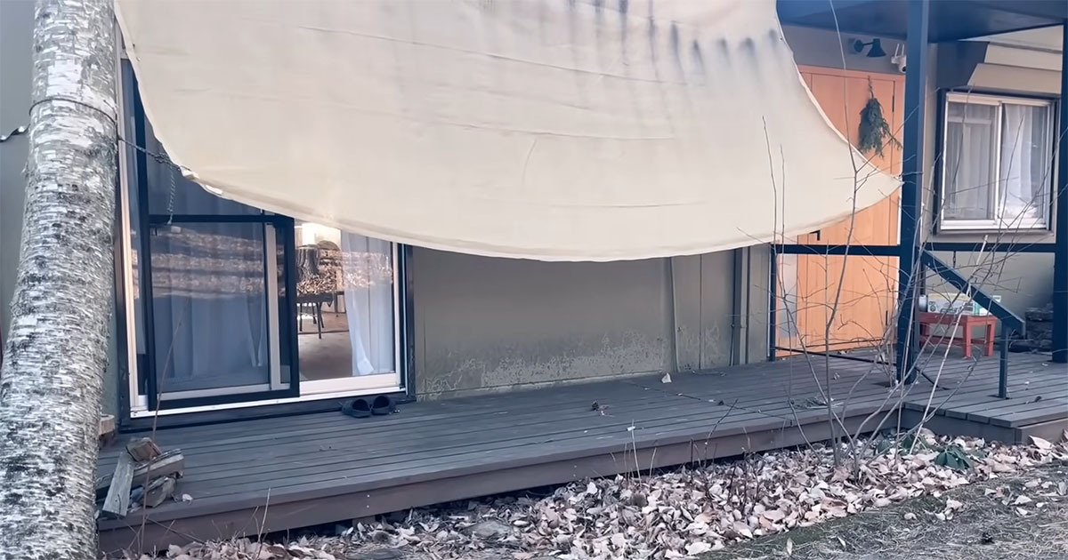 散歩中の人と目が合う“丸見えの山小屋”→DIYで完成した憧れの“目隠し棚”に「カッコいい！」「まるで既製品」（1/3） | リフォーム・リノベーション・DIY ねとらぼ