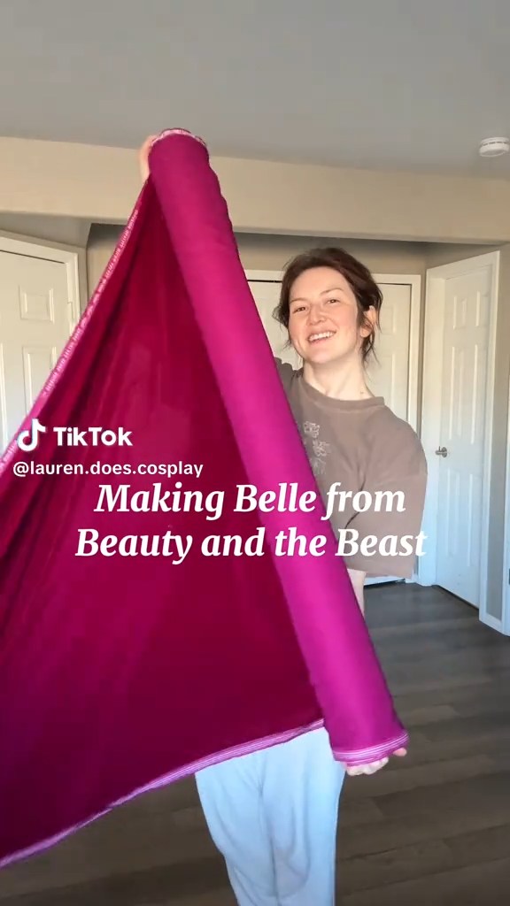 プレゼントされた美しいベルベット。ここから美しいドレスが生まれる