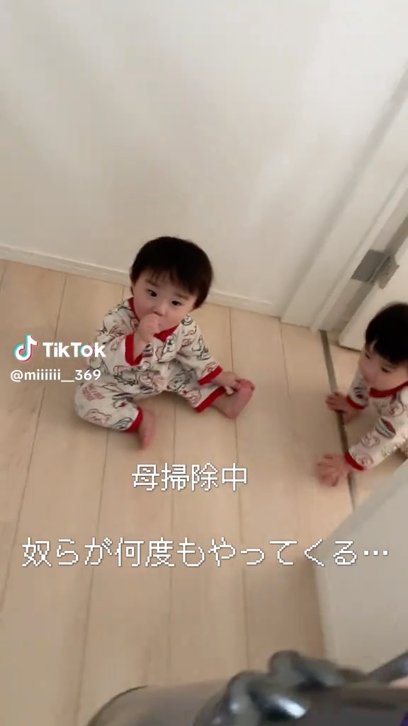 掃除中のママさんに迫るのは……