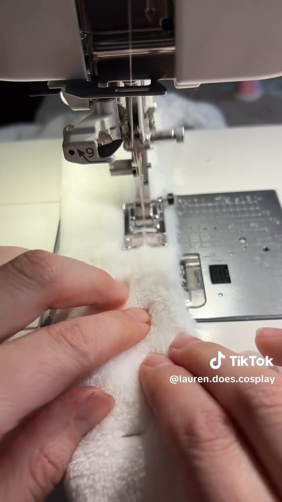 フードまわりにウールを縫合