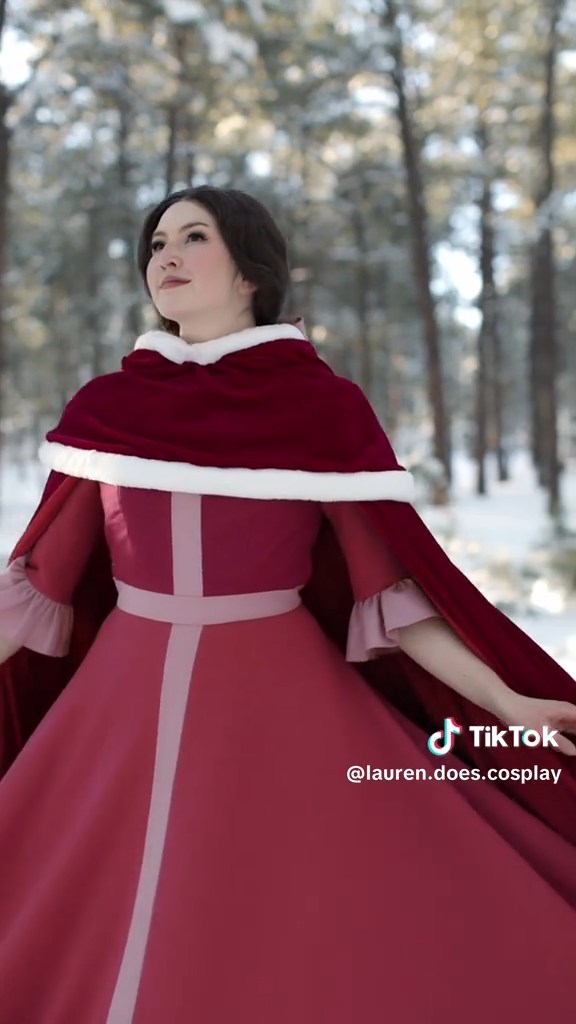 映像から抜け出したようなドレス姿に