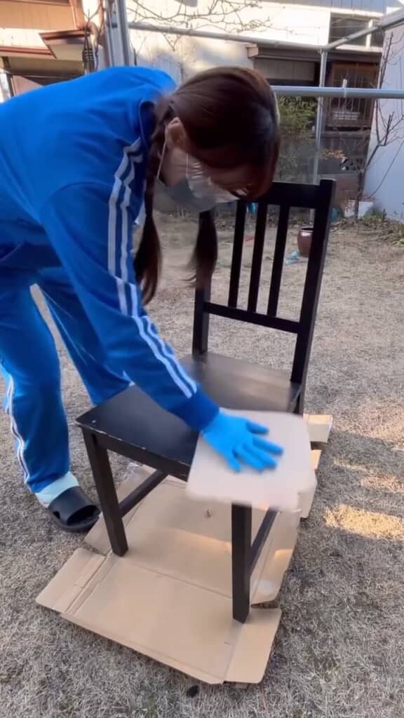 紙やすりで研磨中