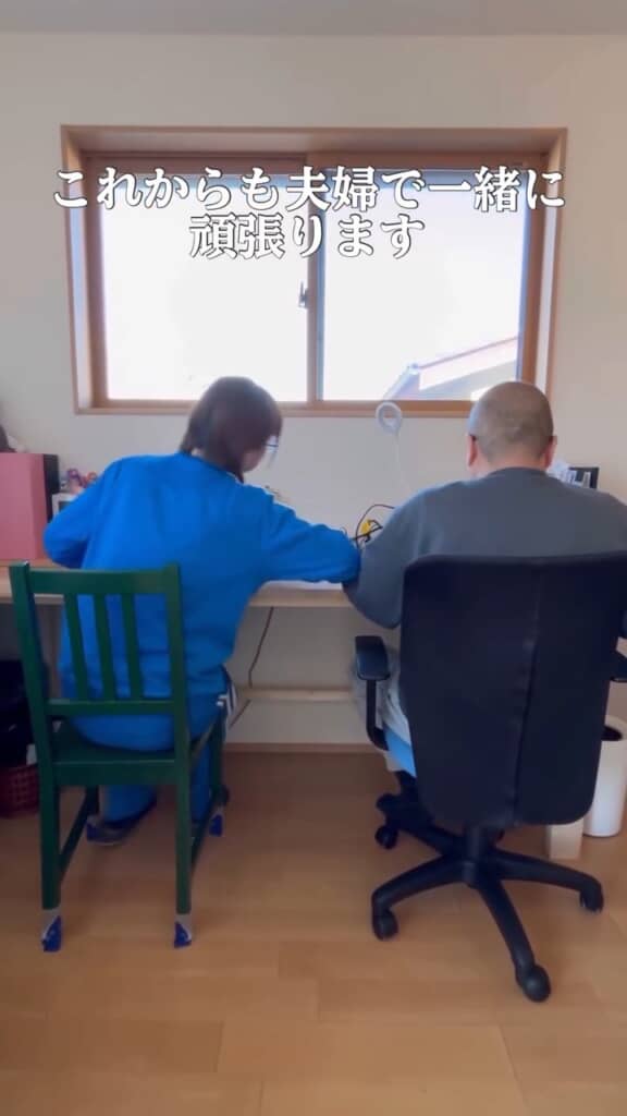 完成した椅子は夫婦の仕事部屋で使用