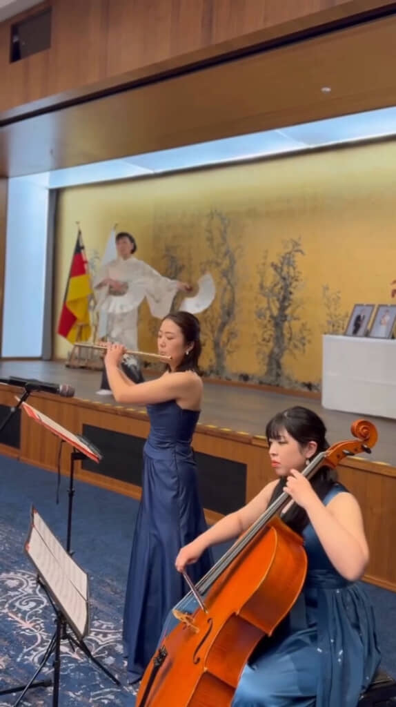 楽器の演奏や舞踊が披露されました