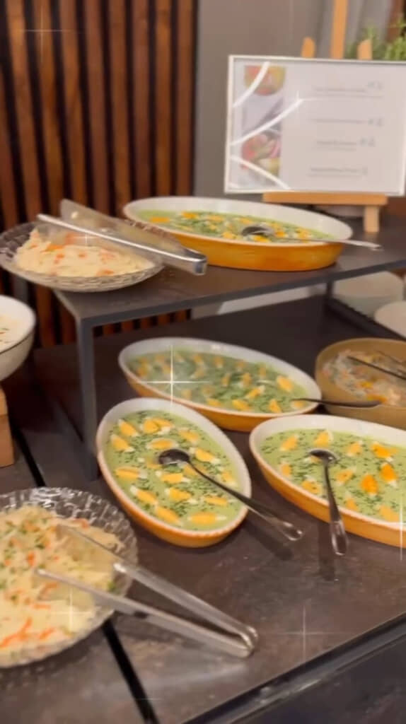 さまざまな料理が並ぶビュッフェスタイル