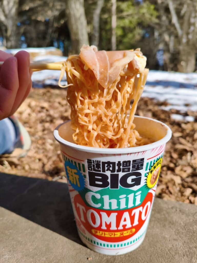 チリトマトヌードルにロース生ハムとベビーチーズをぶち込む!!