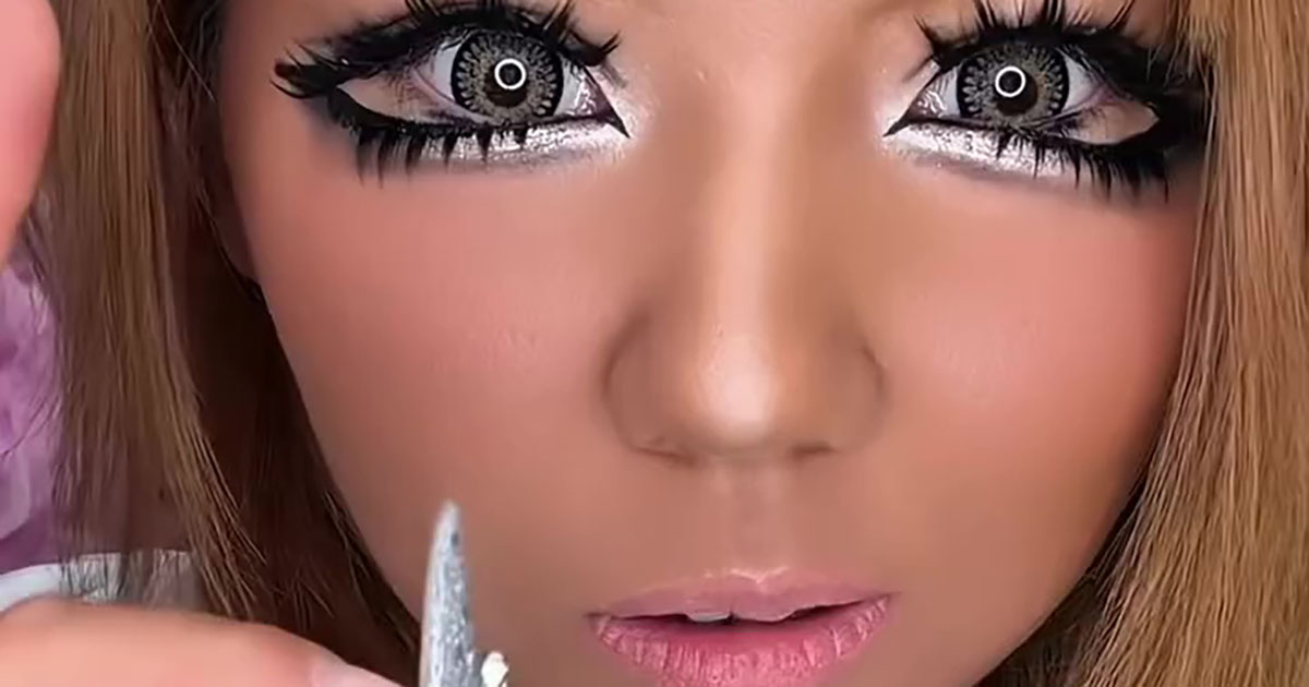 「本物かと思った！」黒ギャルが本気メイクしたら……　まさかの人物に激似「どっちがどっちか分からんかった！」（1/3） | 美容 ねとらぼ