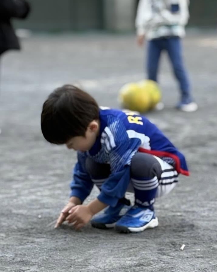 サッカーユニフォームでキメた息子が熱中するのは……？