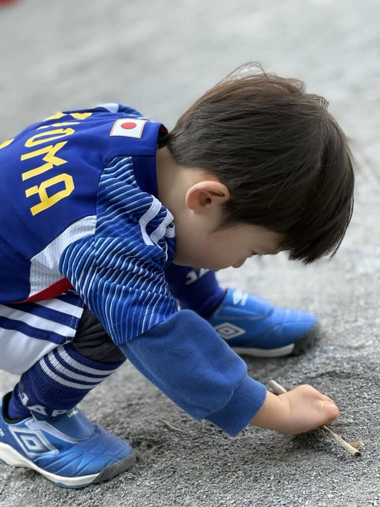 棒と砂での“プレー”に集中