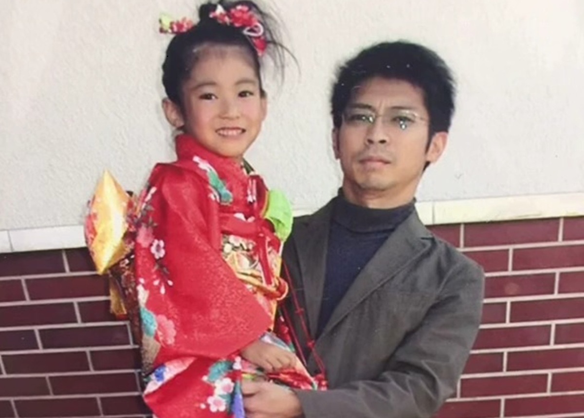 パパに抱っこされる娘、13年後の成人式に同じ場所とポーズで再現したら……　「お父さん若返った？笑」「時止まってる」　投稿者に聞いた（1/3） | ライフスタイル ねとらぼ