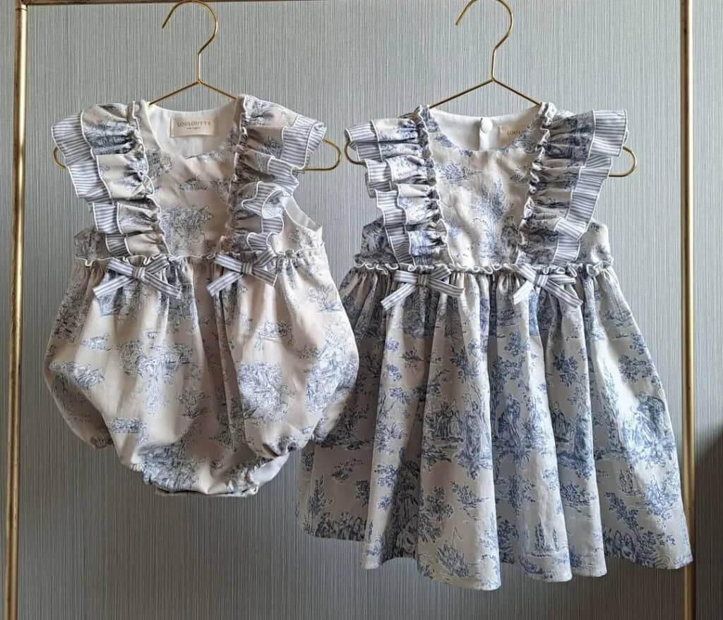 上品な生地とフリルとリボンがキュートな服