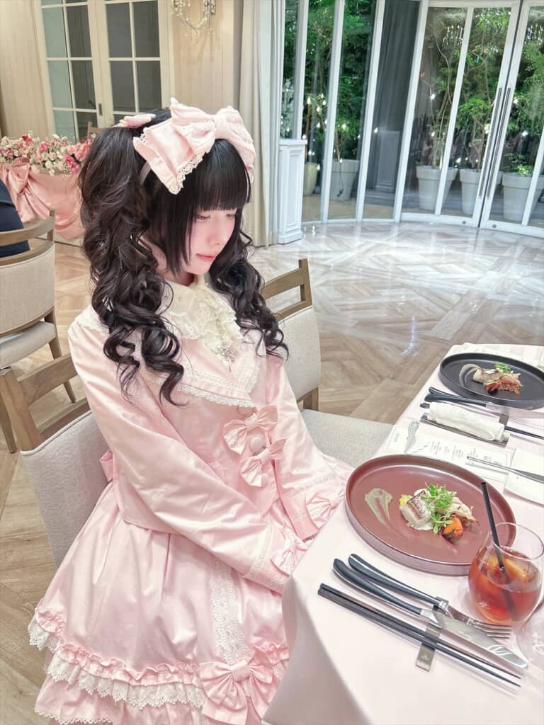 友人の結婚式にロリィタファッションで参列した女性