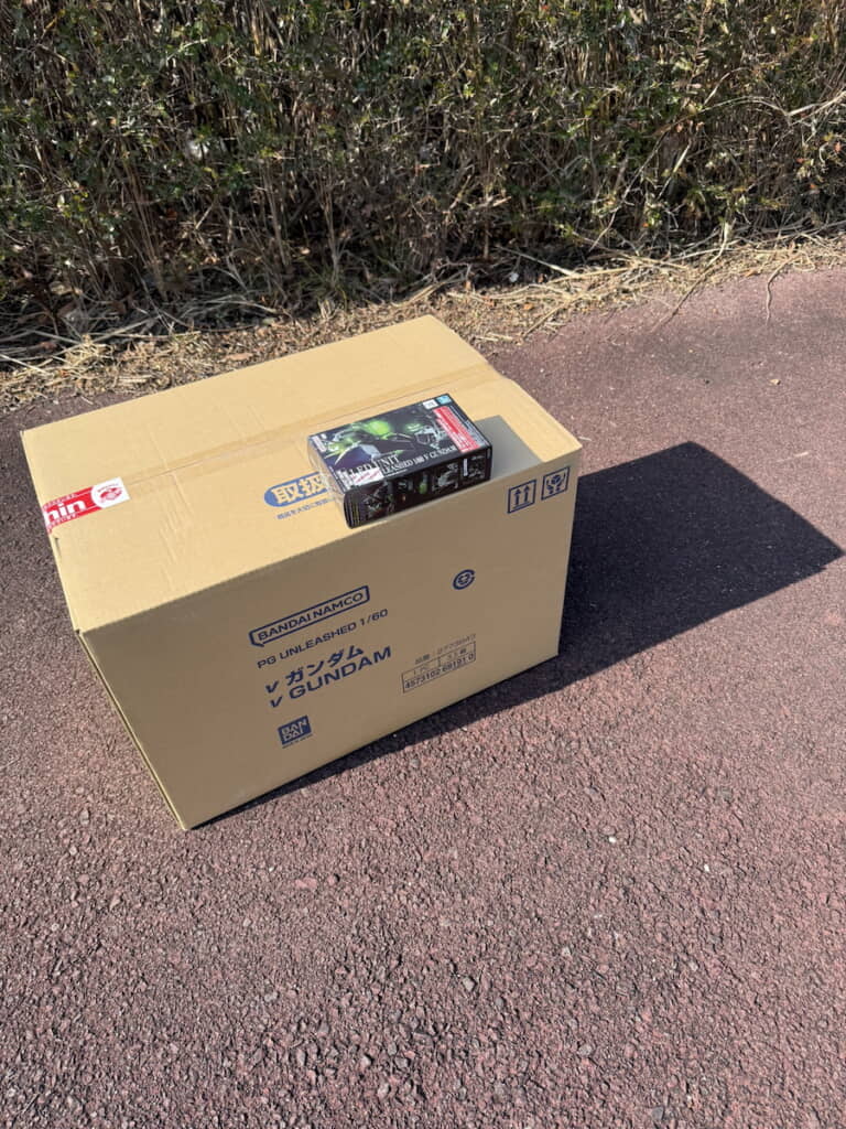 路上に置かれたνガンダムの箱