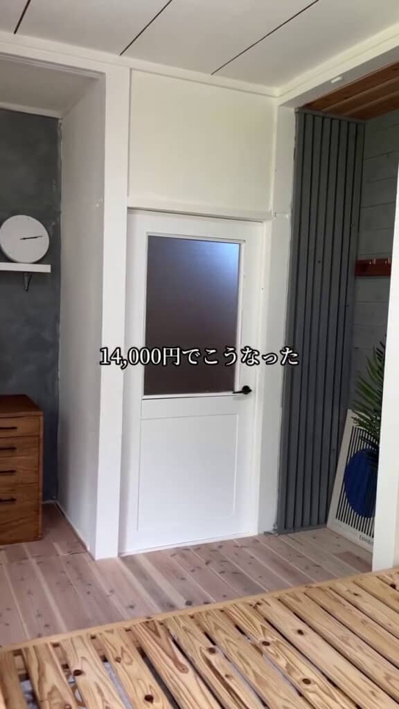 リフォームにより窓が追加されて白くなったドア