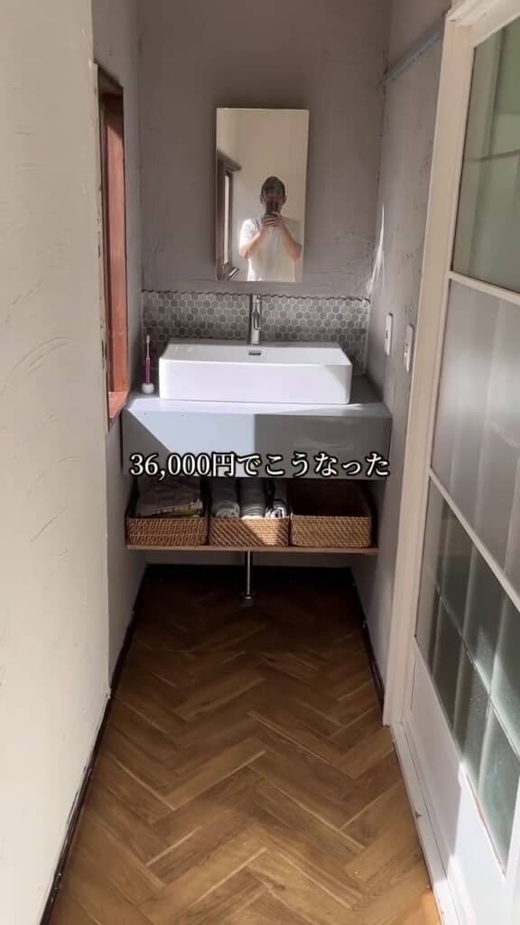 鏡台を外し周囲の壁を濃い灰色へ変えて洗面器と蛇口も新しくした洗面台