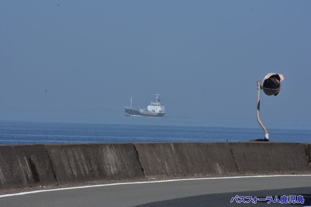 海面から離れて航行しているように見える船の写真
