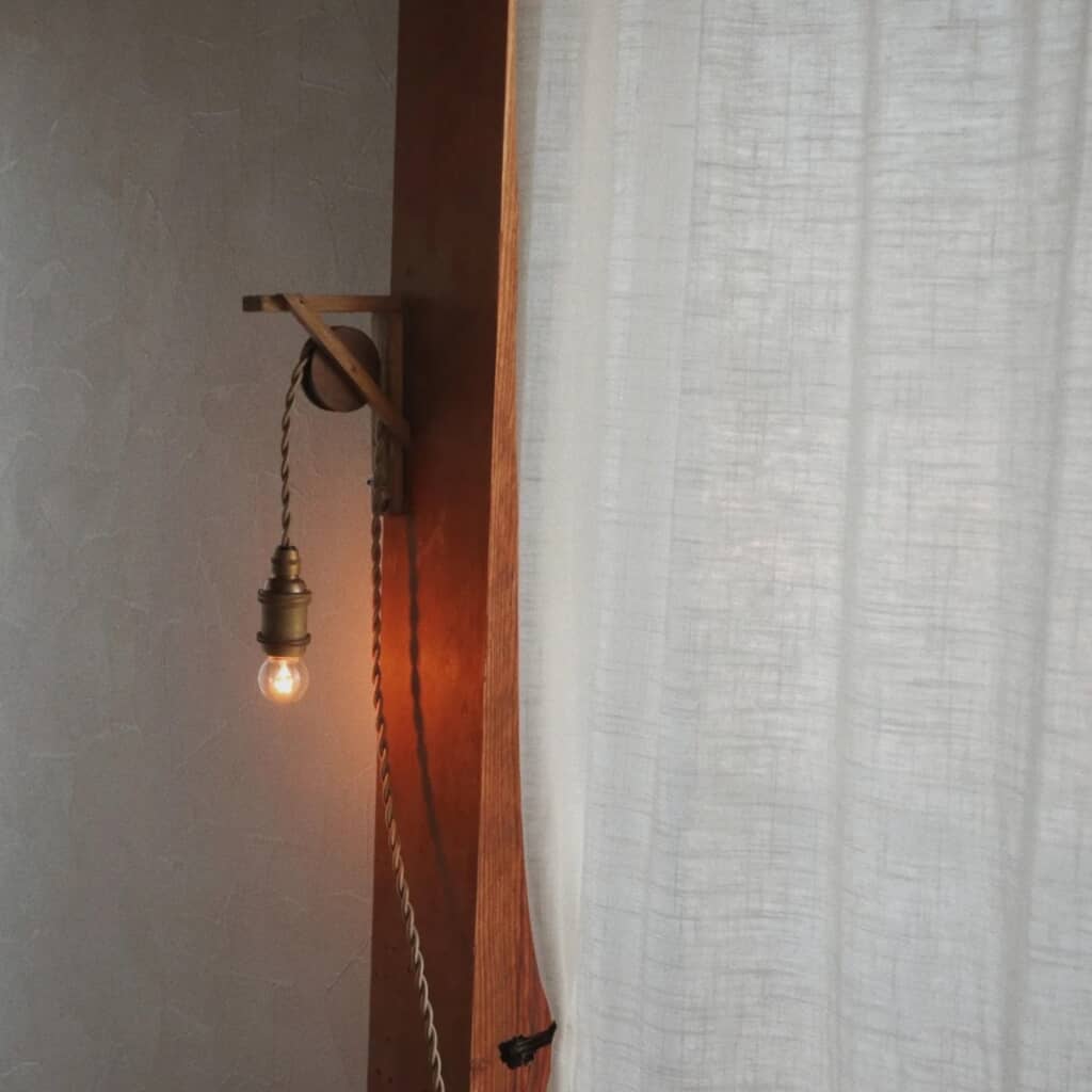 民泊にした祖母の家の窓際にあるランプ