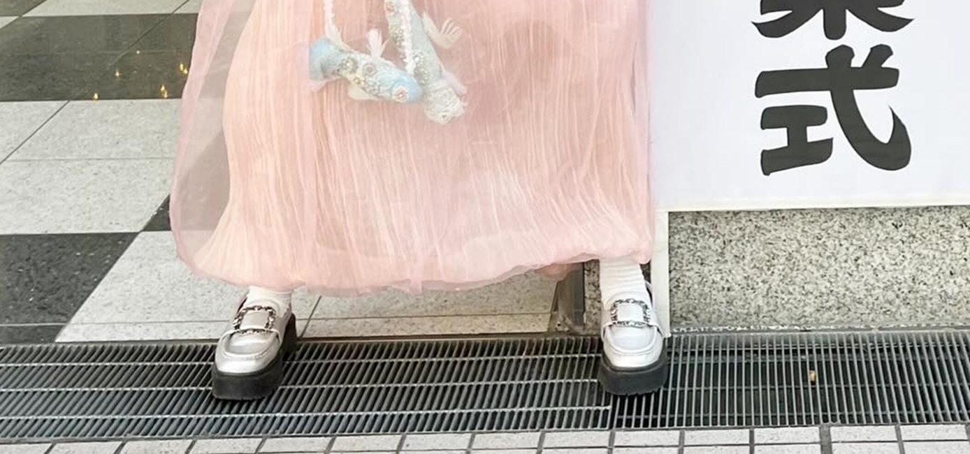 卒業式に学生が着こなしたドレスを見ると……「すげー！！」　目を奪われる光景に「矢沢あいのパラキスみたい」「あまりにも可愛くてびっくり！」（1/3） | 女性 ねとらぼ