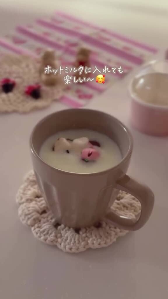 ホットミルクの温かさでチョコが割れてトッピングが飛び出す！