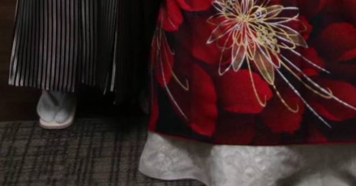 17歳のとき、父と祖母が買ってくれた振袖→結婚式で着たら……　まさかの花嫁姿に「真似したい！」「着物とドレスのいいとこ取り」 | 女性 ねとらぼ