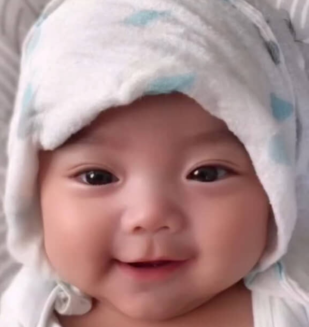 「人生ずっと全盛期」まんまるな瞳ともちもちほっぺの赤ちゃんが成長すると……　300万再生の姿に「別格のビジュアル」【海外】（1/3） | 育児 ねとらぼ