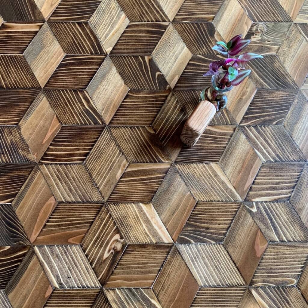 木目を活かした幾何学模様のテーブル