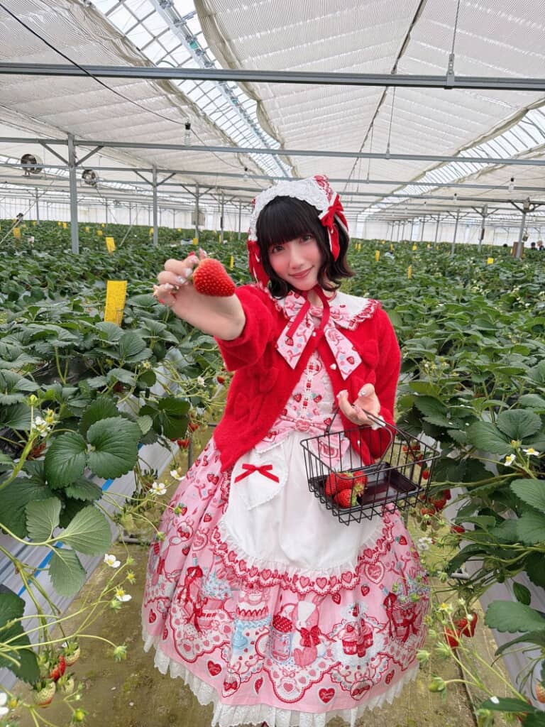 いちごと同じ色のカーディガンも素敵です