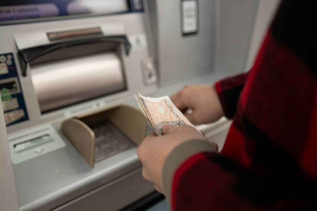 ATMで8万円を下ろしたら（出典：PIXTA）