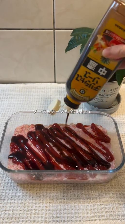 ケチャップとソースをかける