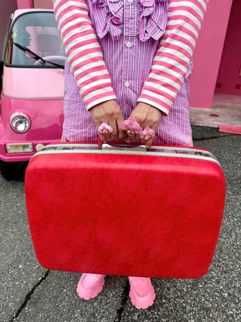 手にはピンクの指輪が3つも！