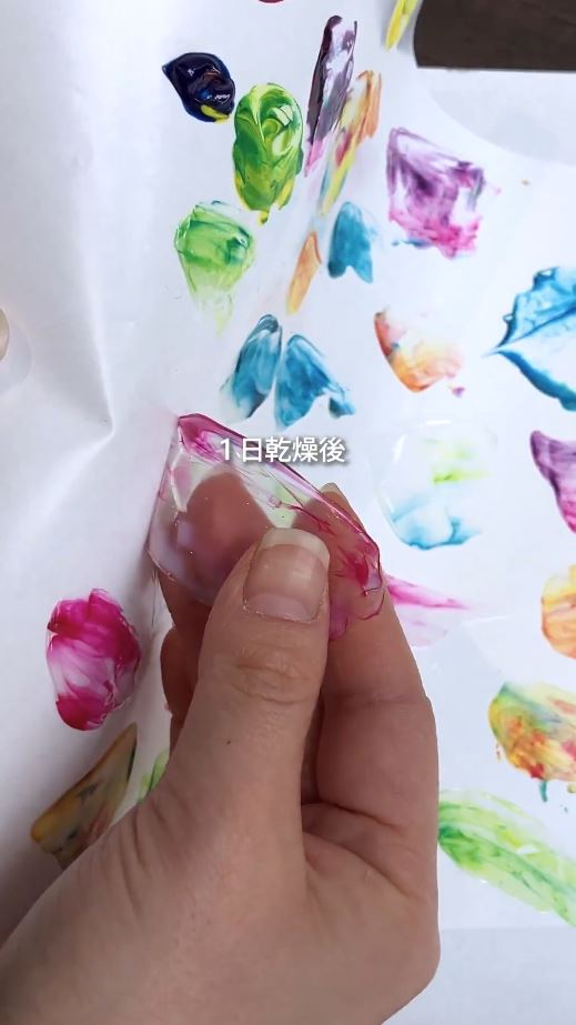 乾かすと透明のシールに！