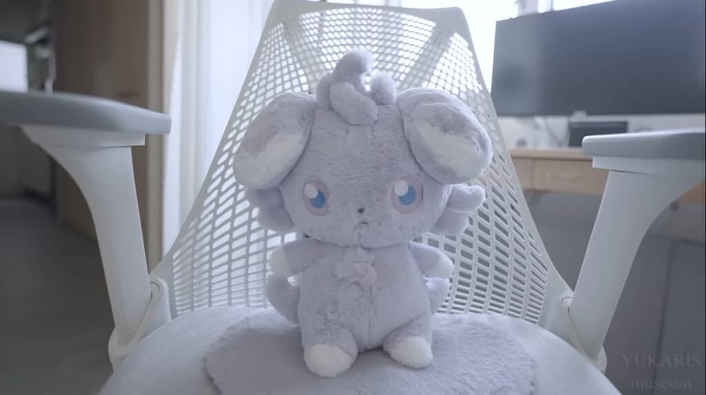 ハーマンミラーのセイルチェアに座るニャスパー！