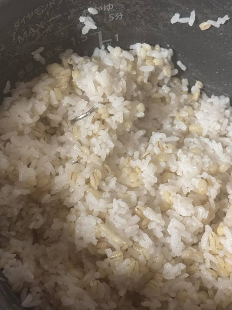 炊飯器の中にごはん&結婚指輪!