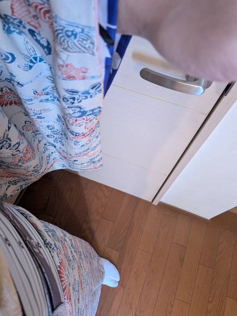 着物の敵はドアノブ！