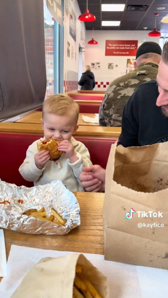 ハンバーガーを食べすすめます