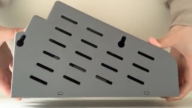 備え付けの包丁収納ケースを上方向にスライドさせて取り外す