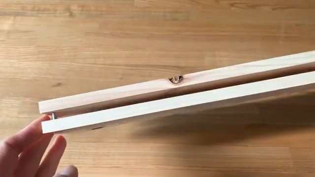 ネジ打ちが終わり、中板を抜き、包丁収納の本体が完成