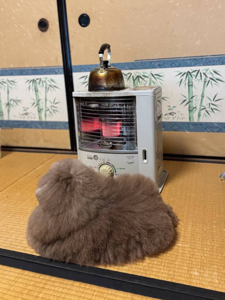 ストーブの前でぬくぬくあたたまり中