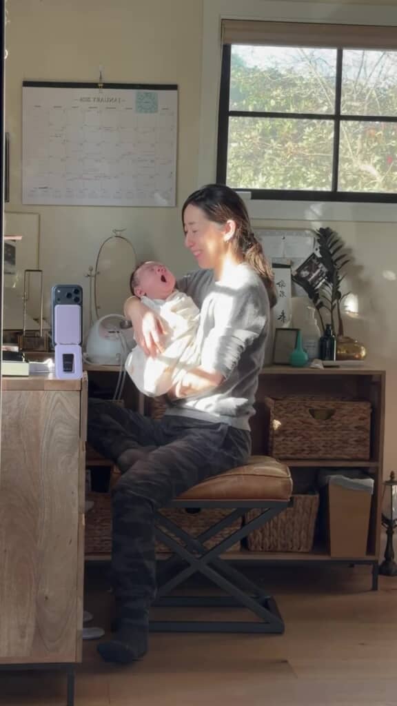 大きなあくびをする赤ちゃん