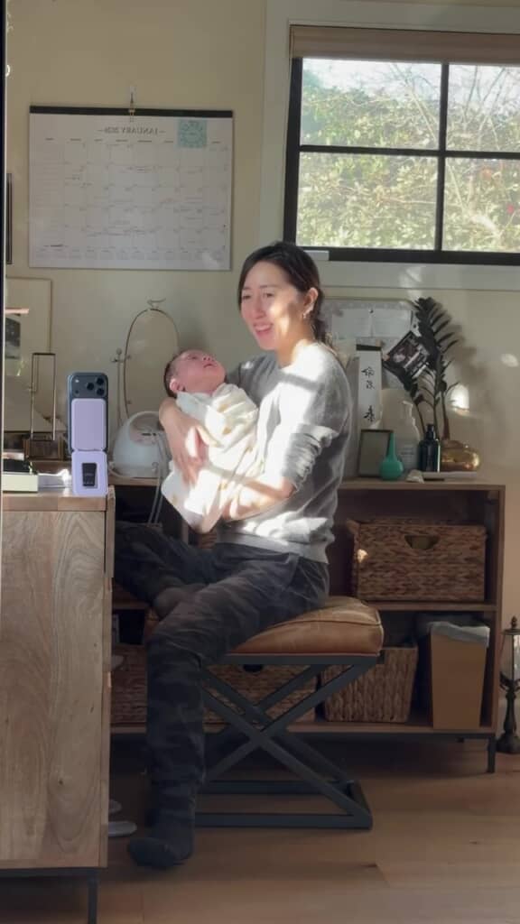 やさしい笑顔で見つめるママ