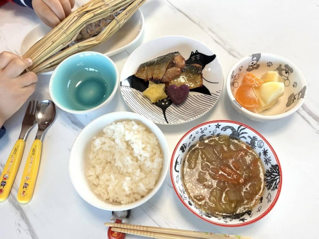 焼き魚に星とハートのおいもを添えた日