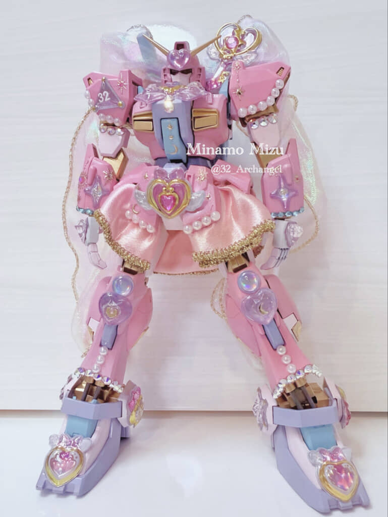 キュートなマテリアルでデコったガンダムMk-II。アクセントのボンボンドロップシールがまたすごい