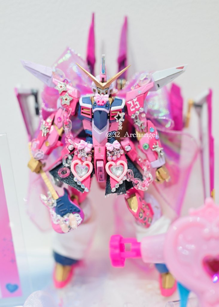 「ジャスティスガンダム」（機動戦士ガンダムSEED）もこの通り。アスランを差し置いてカガリが乗りそう