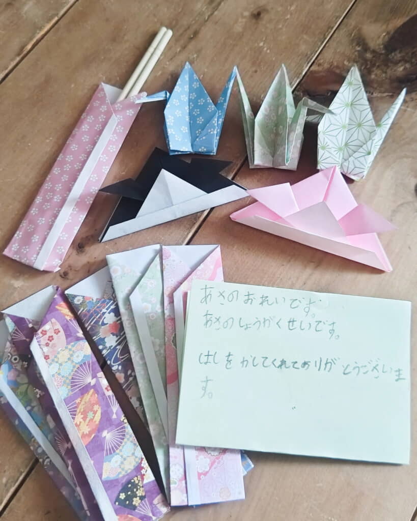 丁寧に折られた箸袋と折り紙、そしてお手紙