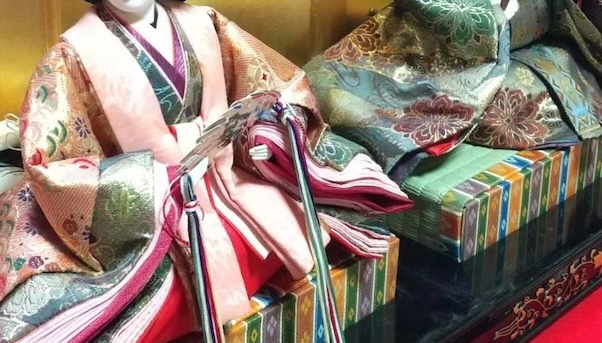 母「おひな様出したよ〜」→送られてきた写真を見ると……「腹痛い」　衝撃の光景に「ライブ会場みたい」「おひな様を見て爆笑するの初めて」（1/2） | ライフスタイル ねとらぼ