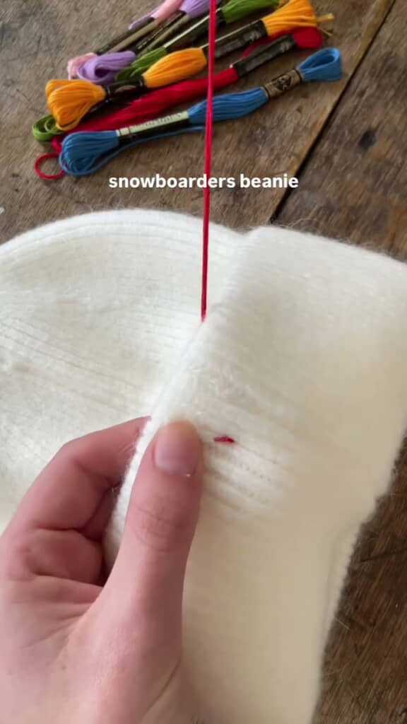 【ビフォー】真っ白ニット帽に針を通す（引用：Chollat-BotevilleさんのInstagramアカウントより）