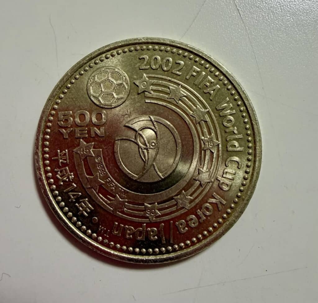 エンブレムや金額が刻まれている「2002FIFAワールドカップ記念500円ニッケル黄銅貨幣」の裏面