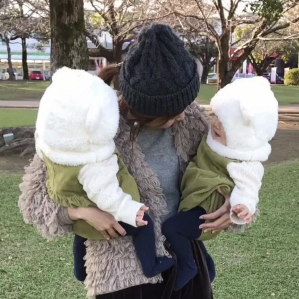 双子赤ちゃんを抱っこするママ→10年後……　同じポーズで撮影した“現在の姿”に「泣きました」「なんて尊い」 | ライフスタイル ねとらぼ