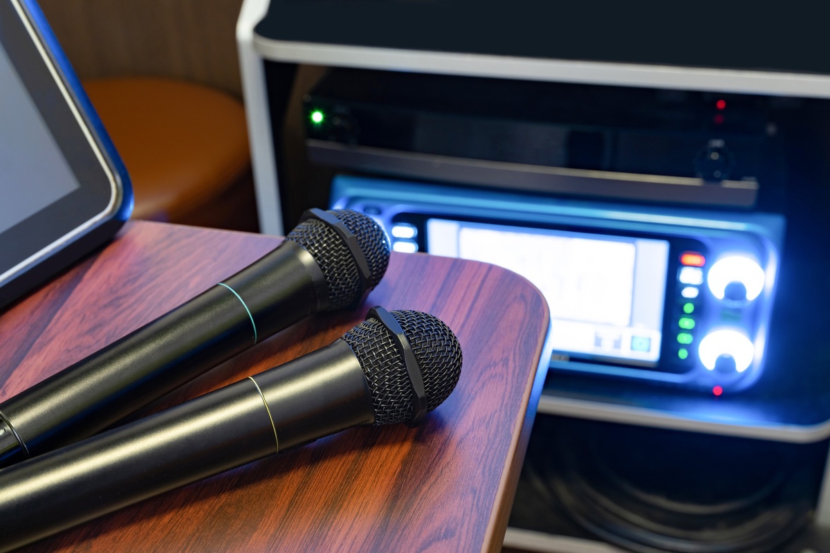 1人カラオケで案内された部屋→入ってみると……　衝撃の光景に「こんな部屋あるんだw」「ドリフのセットかな？」と475万表示（1/3） | ライフスタイル ねとらぼ