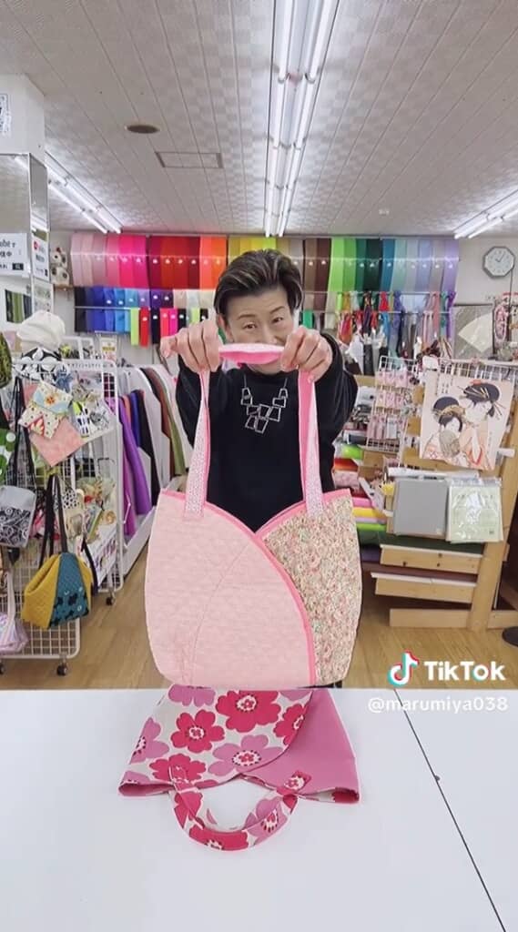 持ち手の長さを変えると肩掛けも